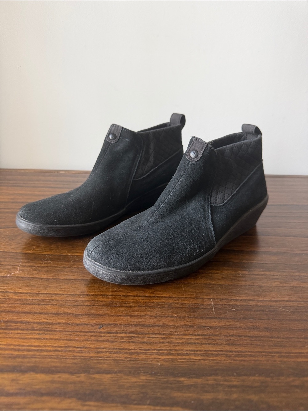 Grasshoppers women’s size 8M black suede leather pull on mini wedge ankle boots
